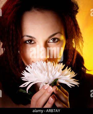 Makro-Bild von einem Mädchen-Gesicht mit weißer Blüte Stockfoto