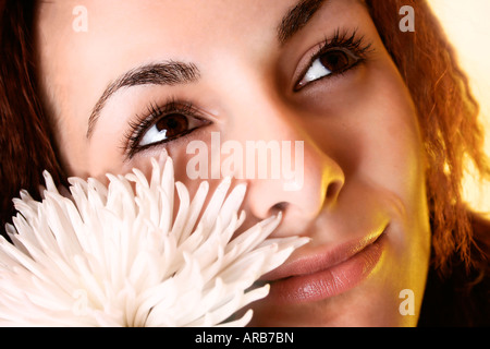 Makro-Bild von einem Mädchen-Gesicht mit weißer Blüte Stockfoto