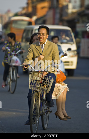 Junges Paar zu teilen, lachen und Fahrrad, Quanzhou, Provinz Fujian, China Stockfoto