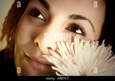 Makro-Bild von einem Mädchen-Gesicht mit weißer Blüte Stockfoto