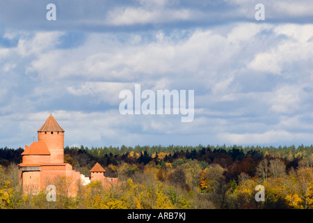 Burg Turaida sitzt eine Top Guaja River Valley in der Nähe von Sigulda Lettland Stockfoto