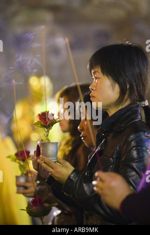 Frauen bieten Weihrauch und Blumen im buddhistischen Tempel Höhle, Yangdang Berge, Wenzhou, Zhejiang Province, China Stockfoto