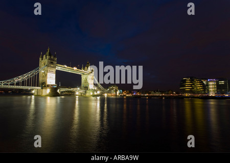Tower Bridge bei Nacht Abend und Fluss Themse London England UK United Kingdom GB Großbritannien britischen Inseln EU beleuchtet Stockfoto