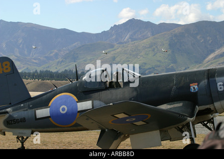 Goodyear Corsair FG 1D flüsternde Tod Jagdbomber und Mustangs Killtyhawks in Ferne Stockfoto