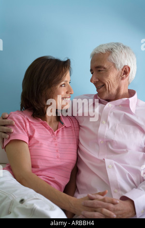 Paar einander betrachtend, Lächeln Stockfoto