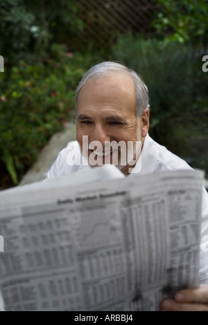 Menschen lesen Zeitung im freien Stockfoto