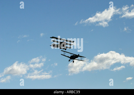 Brisitsh Sopwith Camel Doppeldecker und deutsche Fokker Dr 1 Dreidecker WWI Kampfflugzeuge Stockfoto