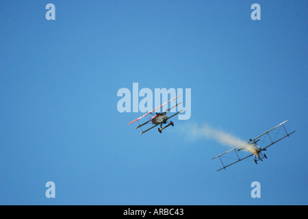 Britische Avro 504k WWI Bomber und deutsche Fokker Dr 1 Dreidecker Stockfoto