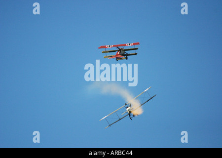 Britische Avro 504k WWI Bomber und deutsche Fokker Dr 1 Dreidecker Stockfoto