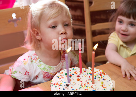 Mädchen auf Geburtstagsparty Stockfoto