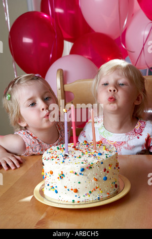 Mädchen auf Geburtstagsparty Stockfoto