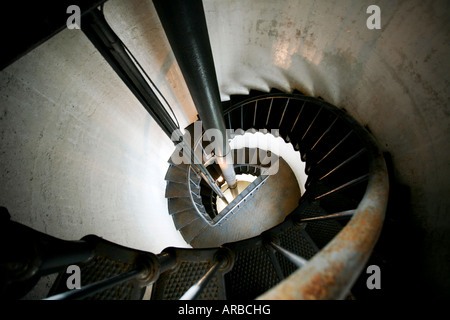 Suchen Sie in der Mitte einer rostigen Wendeltreppe aus in einem Leuchtturm Stockfoto