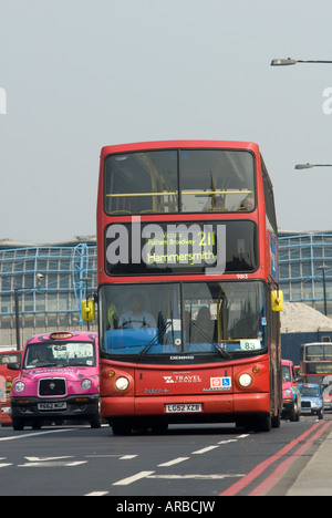 Red Travel London Doppeldeckerbus fahren entlang einer Straße im Stadtzentrum von London, England Stockfoto