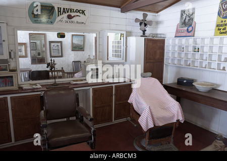 Innere des Barber Shop, Swan Hill Pioneer Settlement, Swan Hill, Victoria, Australien Stockfoto