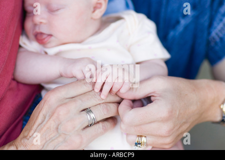 Baby in den Händen ihrer Mutter und Großmutter Stockfoto