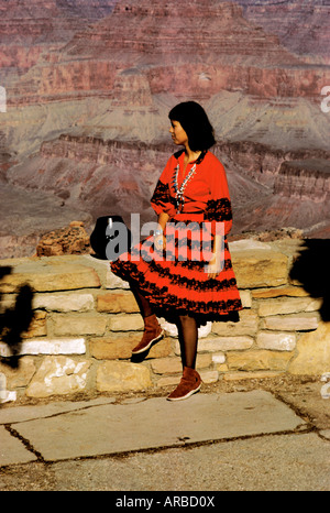 AZ Arizona junge Inderin Navajo Squash Blossom Halskette Santa Clara Keramik Schüssel South Rim Grand Canyon National Park Stockfoto