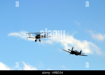 Sopwith Camel und Supermarine Spitfire WWI und WWII Jagdflugzeuge Stockfoto