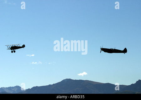 Sopwith Camel und Supermarine Spitfire WWI und WWII Jagdflugzeuge Stockfoto