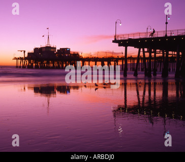 Bei Ebbe stieg Reflexionen bei Sonnenuntergang Santa Monica Pier Santa Monica Los Angeles County Kalifornien USA Stockfoto