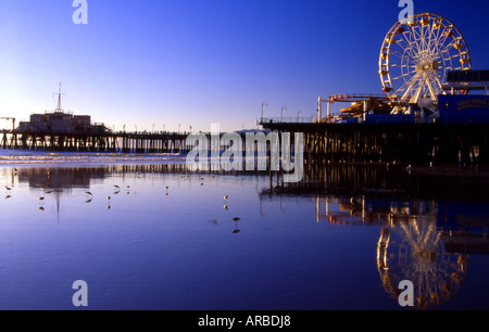 Ebbe-Reflexionen bei Sonnenuntergang Santa Monica Pier Santa Monica Los Angeles County Kalifornien USA Stockfoto