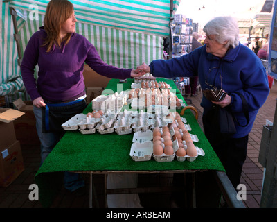 Marktstand verkauften Eiern Epsom Surrey England Stockfoto