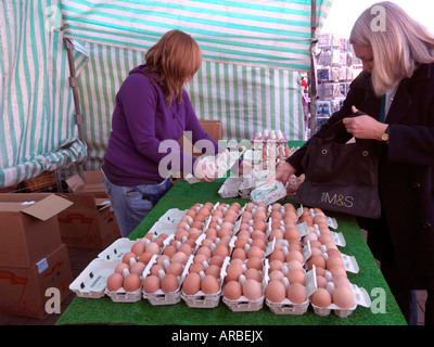 Marktstand verkauften Eiern Epsom Surrey England Stockfoto