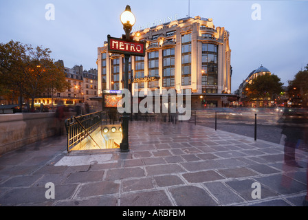 Trüben Abend auf La Samaritaine und Pont Neuf U-Bahn-Eingang, Paris, Frankreich Stockfoto