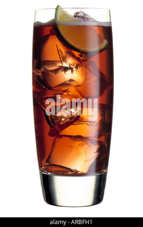 Sloe Gin cocktail in einem geraden Glas auf weißem Hintergrund Stockfoto