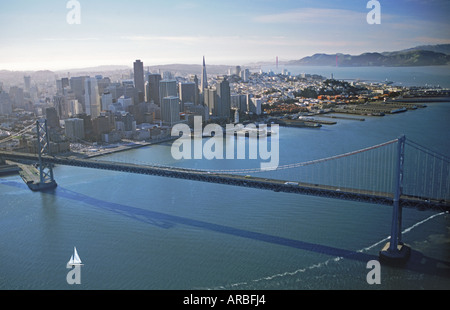 Luftaufnahme von San Francisco mit Oakland Bay Bridge im Vordergrund und Golden Gate Bridge über Stockfoto