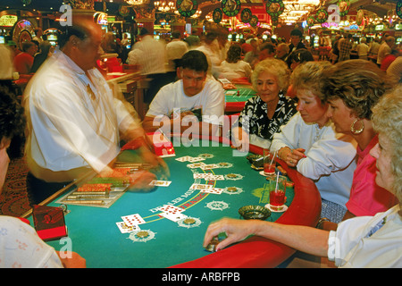 Händler und Spieler am black-Jack-Tisch in Nevada casino Stockfoto