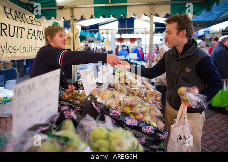 Kunden- und Standbesitzer in Stroud Farmers Market, Stroud, Gloucestershire, UK Stockfoto