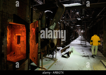 Mann zu Fuß entfernt von Feuer in einem Ofen bei Schnee bedeckt verlassenen Don Valley Brickworks Pflanze Toronto Stockfoto