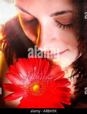 Makro-Bild von einem Mädchen Gesicht mit einer roten Blume Stockfoto