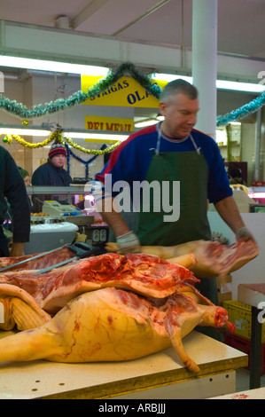 Metzger bei Centraltirgus der Hauptmarkt Riga Lettland Stockfoto