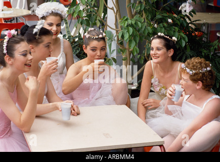 Ballerinas in England in Großbritannien im Vereinigten Königreich Großbritannien. Tänzerin Tanz Ballett Ausbildung Kindheit Mädchen weibliche Freundschaft Stockfoto