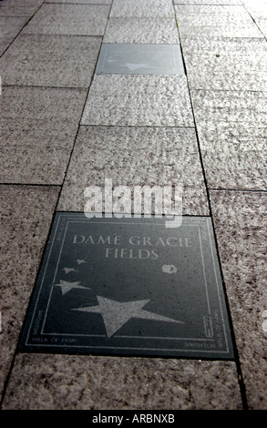 Der Walk of Fame in Brighton Marina mit Namensschildern berühmter Brighton-Stars aus Großbritannien, einschließlich Gracie Fields Stockfoto