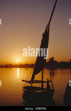 Sonnenuntergang am Fluss Nil, Luxor, Ägypten, Nordafrika, Afrika Stockfoto