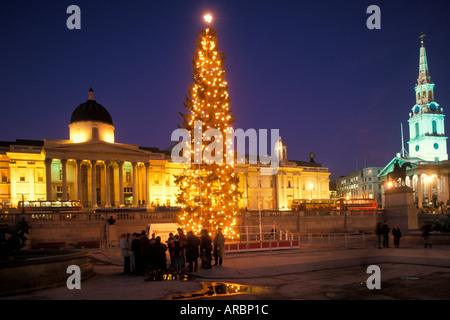 Weihnachtsbeleuchtung Trafalgar Square in London England Stockfoto