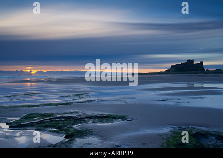 Morgendämmerung am Strand von Bamburgh Castle Northumbria England UK Stockfoto