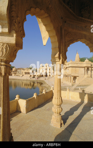 Gadi Sagar oder Gadsisar See mit Thilon Ki Pol Torbogen, Jaisalmer, Rajasthan, Indien Stockfoto
