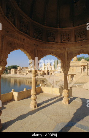 Gadi Sagar (Gadsisar) See mit Thilon Ki Pol Torbogen, Jaisalmer, Rajasthan Zustand, Indien, Asien Stockfoto