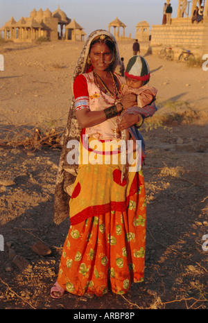 Frau und Kind, Jaisalmer, Rajasthan, Indien Stockfoto