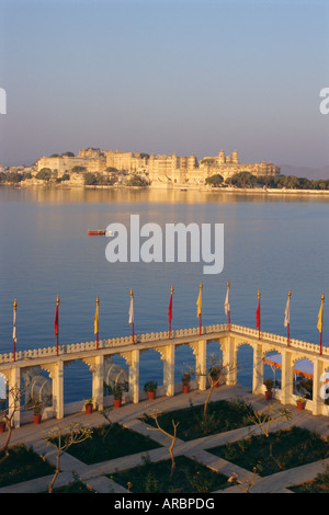 Stadtpalast aus dem Jag Mandir, Udaipur, Rajasthan, Indien Stockfoto