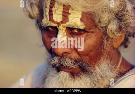 Porträt eines Sadhu, einen hinduistischen heiligen Mann, Varanasi (Benares), Indien, Asien Stockfoto