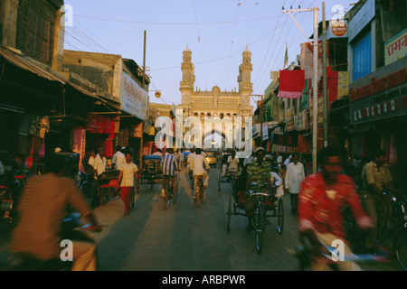 Straßenszene mit Fahrrädern und Rikscha und der Char Minar Triumphbogen, erbaut im Jahre 1591, Hyderabad, Andhra Pradesh Zustand, Indien Stockfoto