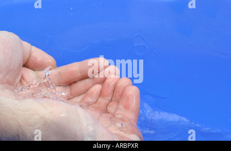 Makro-Bild des Wassers sinkt auf ein mans Hand Stockfoto