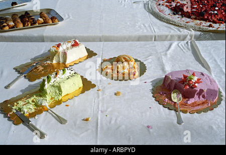 Reste von Kuchen auf einer Hochzeitsparty Stockfoto