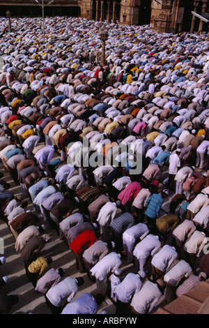 Muslime versammeln sich zum Gebet in die Jama Masjid (Freitagsmoschee), Ahmedabad, Bundesstaat Gujarat, Indien Stockfoto