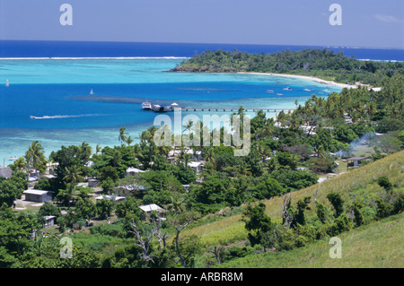 Resort Hütten neben Coral Sand Strand, Lagune hat äußeren Korallenriff, Mana, Mamanuca Inselgruppe, westlich von Viti Levu, Fidschi Stockfoto