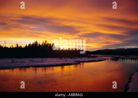 Sonnenuntergang über einem warmen Fluss im Winter, Yellowstone-Nationalpark, Wyoming, USA Stockfoto